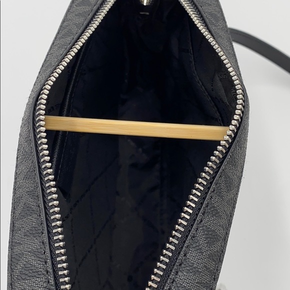 MICHAEL KORS LARGE EW ZP CHAIN XBODY BLACK SIGNATR - Picture 13 of 16